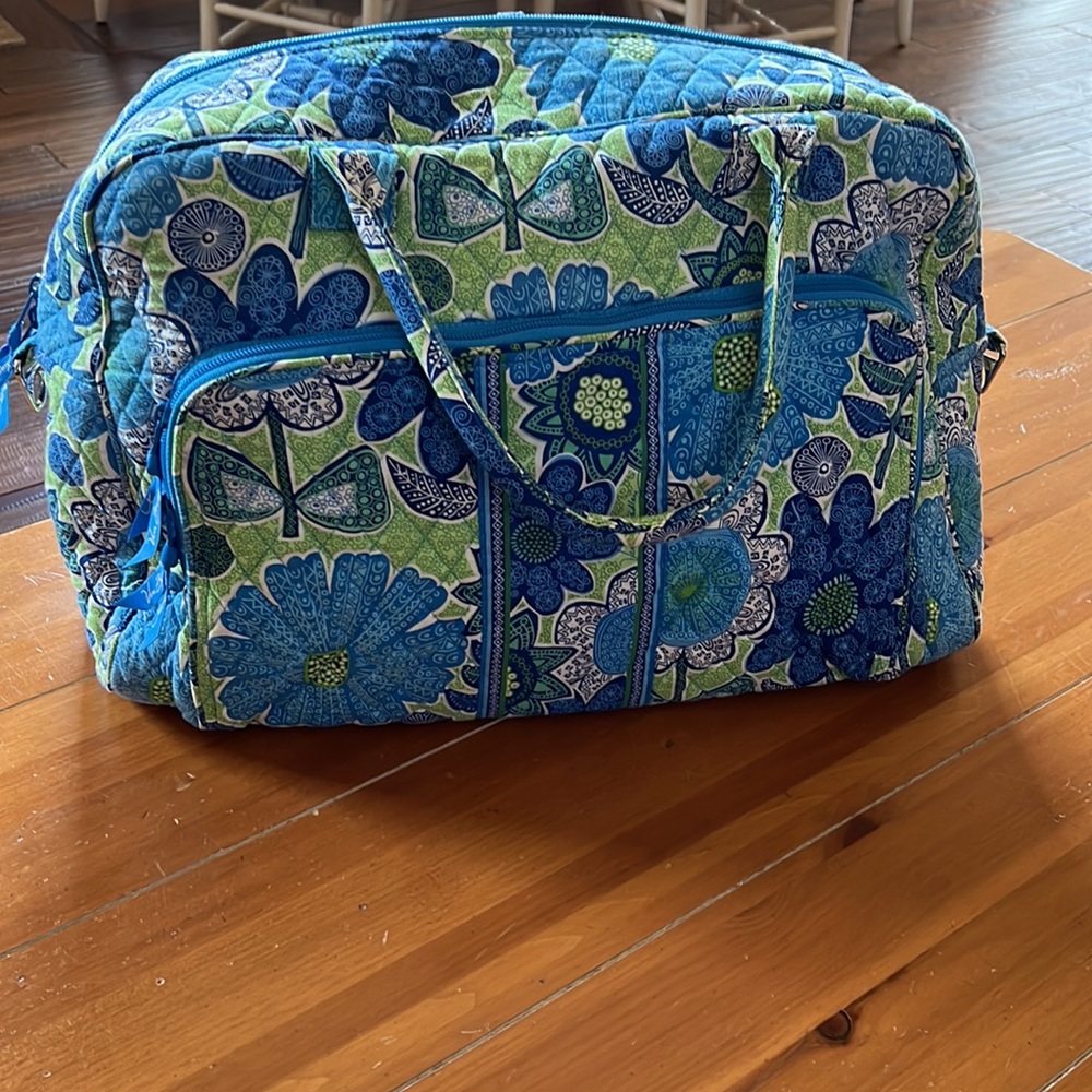 Vera Bradley the weekender tote doodle daisy print with cross body strap